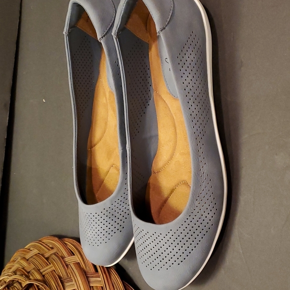 Sofft shoes, Gray. Comfortable.  Size 9.5M. Open weave on toes. - Picture 3 of 6